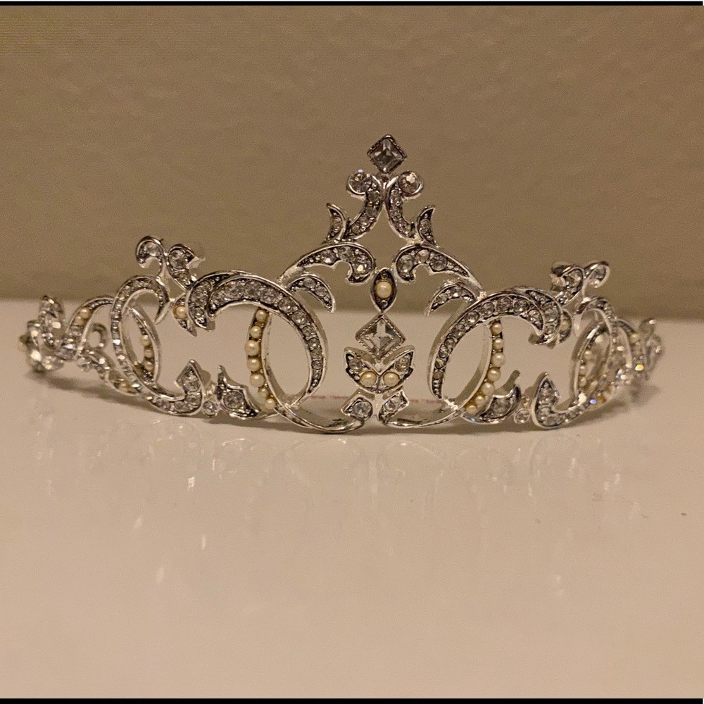 Gorgeous Rhinestone Pearl Tiara / Wedding / Prom. - Picture 5 of 5